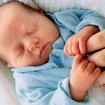 تأجيل محاكمة طيار وصديقيه دفنوا الرضيع حياً