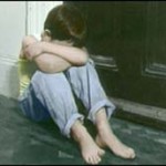 جزائري يربط ضحيته القاصر إلى جذع شجرة ليمارس عليه الجنس بمساعدة صديقيه