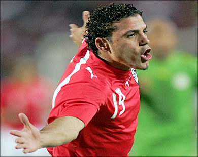 احتراف عمرو زكي في خطر وتهديده بالسجن