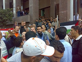تأجيل محاكمة احمد ابو دومة في قضية شغب مظاهرات مايو