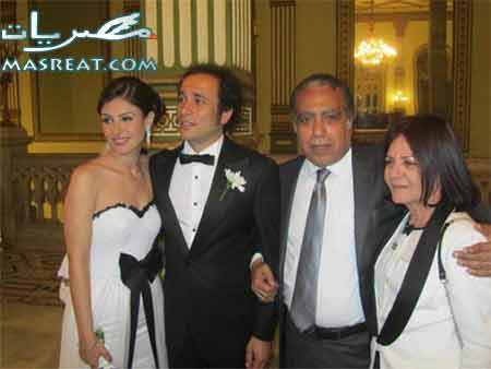 صورة زفاف عمرو حمزاوي وبسمة برفقة معارف صورة زفاف عمرو حمزاوي وبسمة برفقة معارف